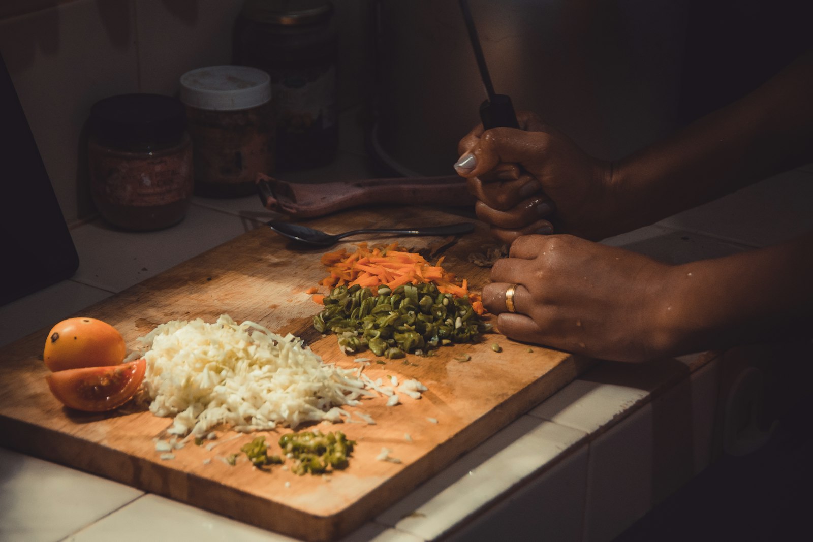 Une femme prépare un repas dans sa cuisine.