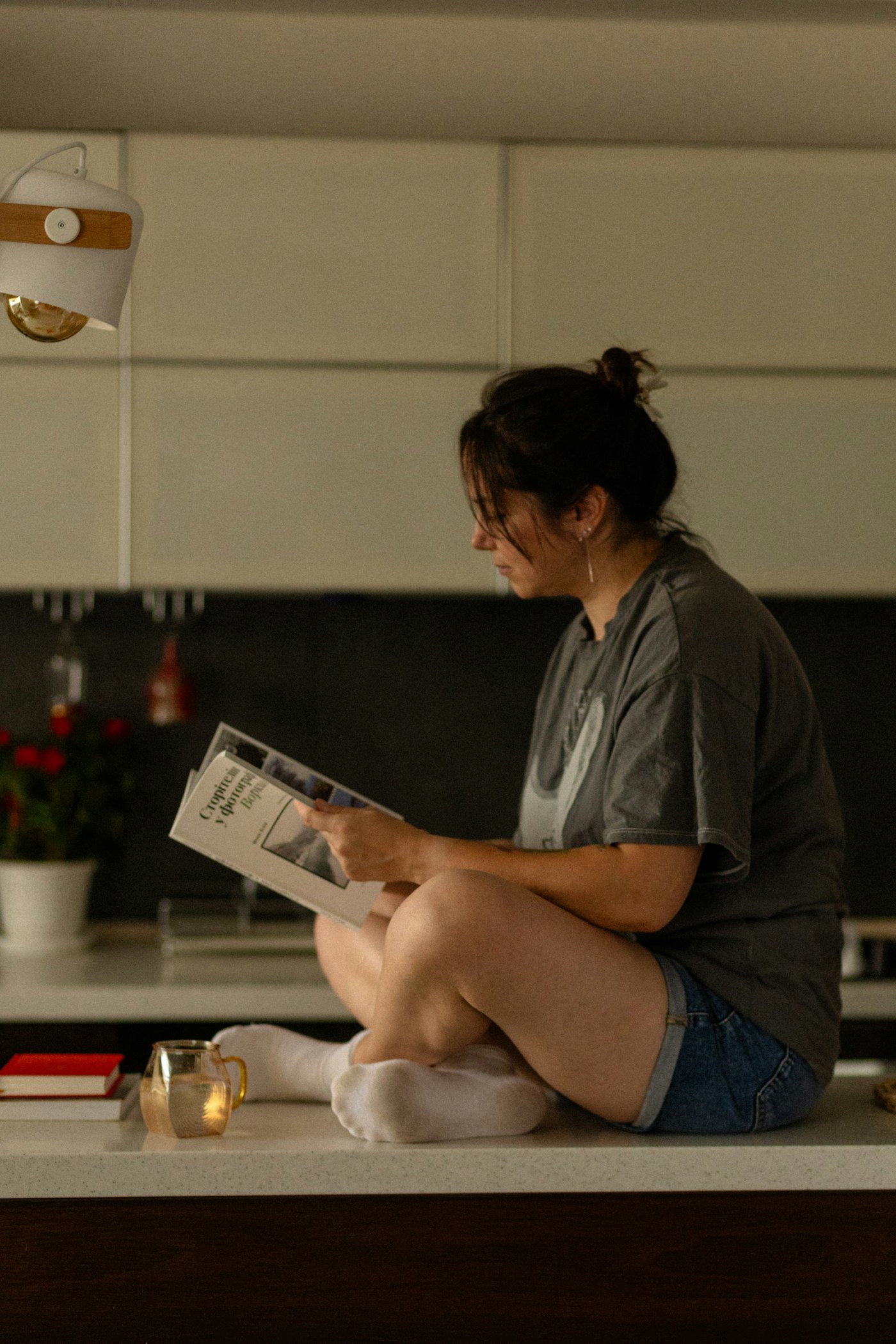 Une femme dans sa cuisine, dans un moment du quotidien